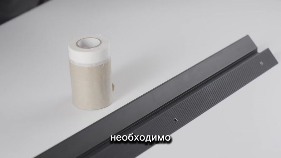 Бумажная малярная маска и профиль перед наклеиванием.