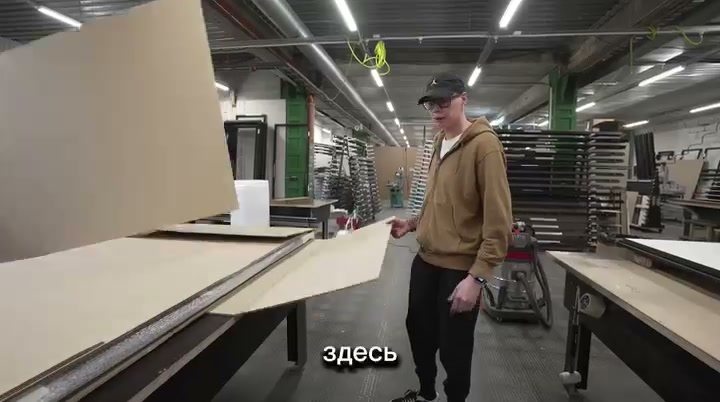 Полотна и детали дверей в цехе.