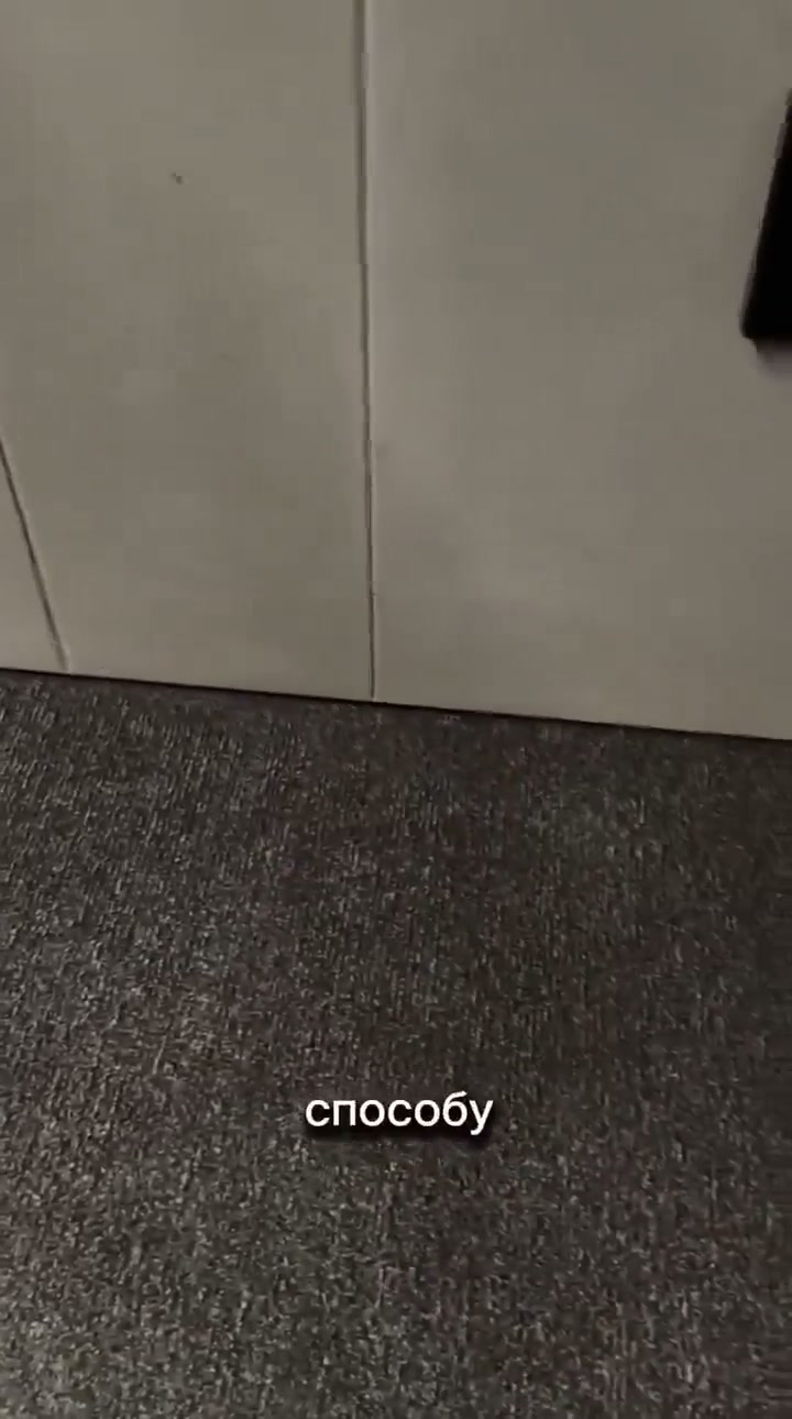 Ковролин подходит к стене без планки и плинтуса.