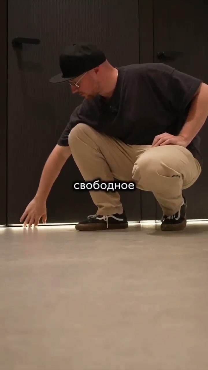 Нижняя световая линия проходит вдоль стены и закрытой двери.