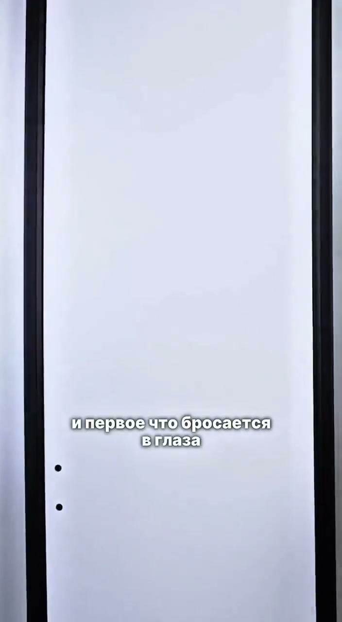 Белое полотно скрытой двери TENEVOY установлено в чёрную коробку.