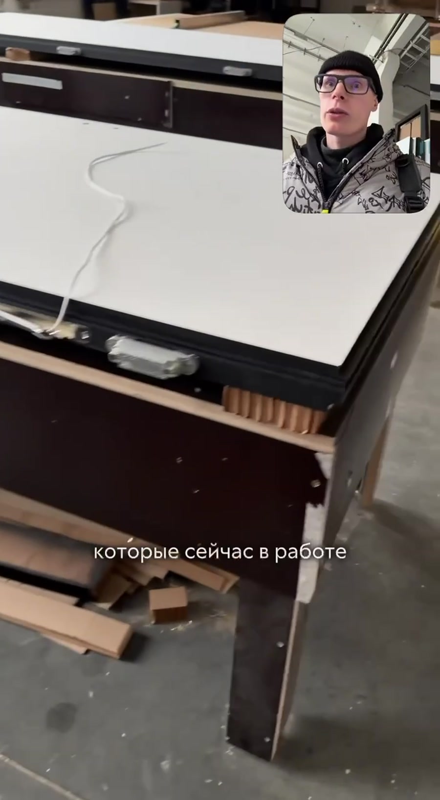 Петли тяжёлого дверного полотна на этапе производства.