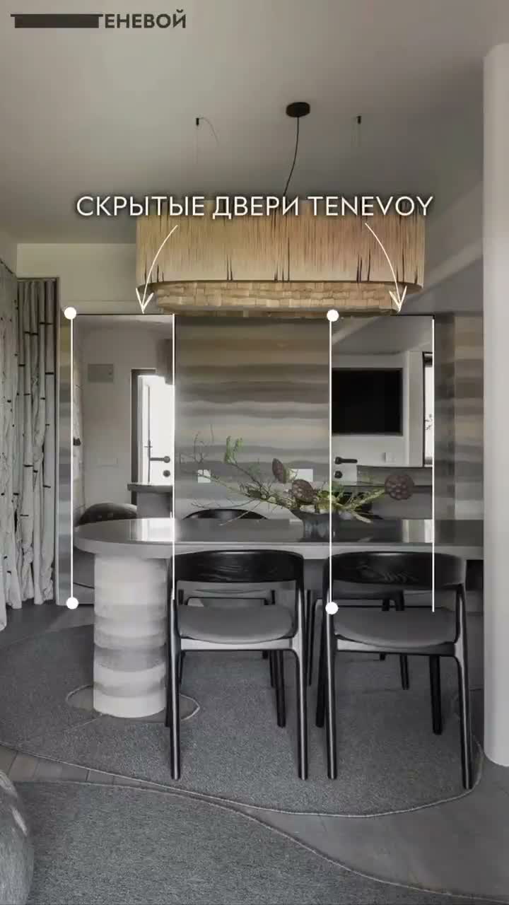 Зеркальные полотна в готовом интерьере отражают соседнюю часть комнаты.