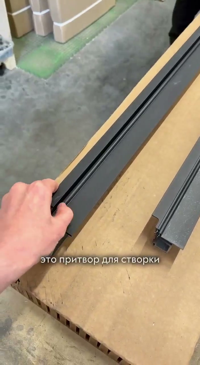 Первый контур уплотнения в раме двери.