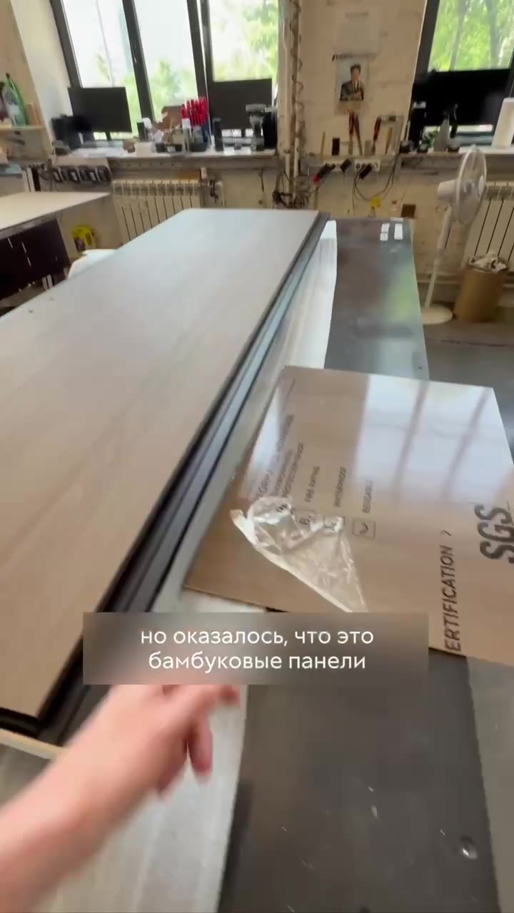 Образец бамбуковой панели в дверном узле.