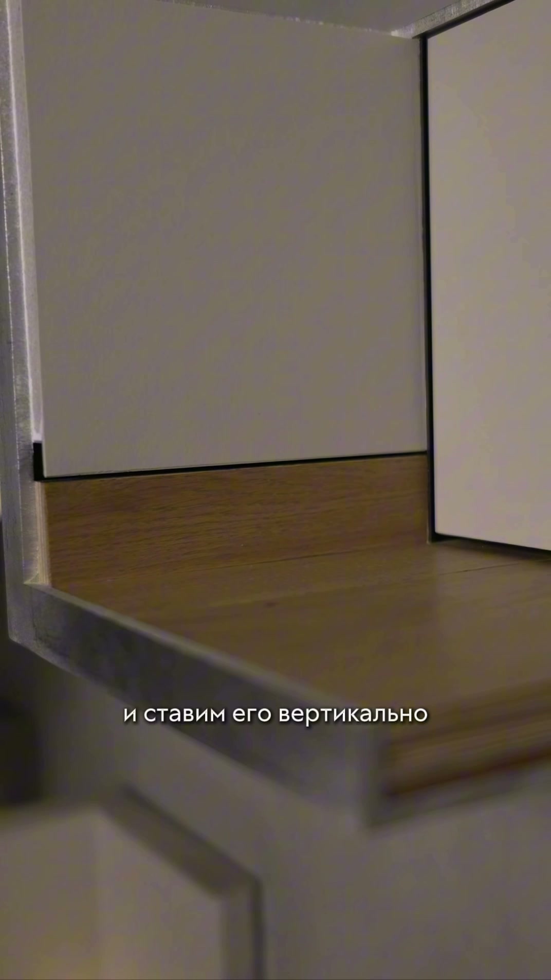 Полоса паркета установлена вертикально в демонстрационном образце.