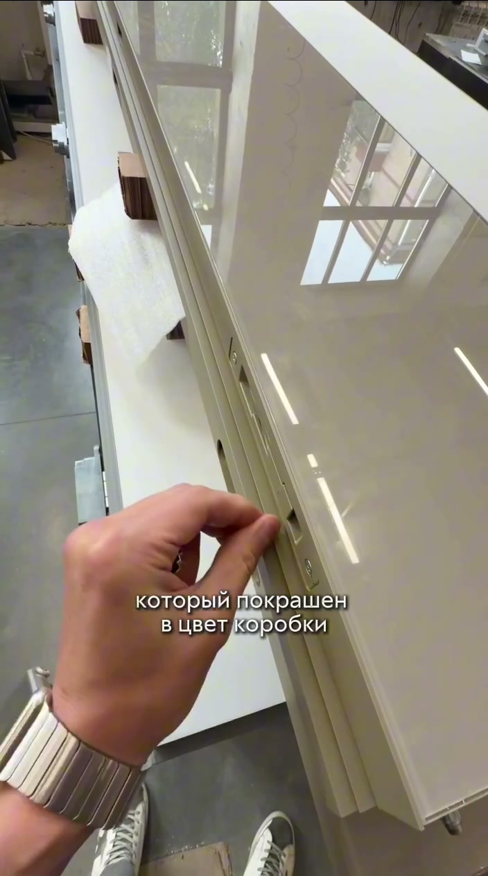 Шпингалет дополнительной створки расположен со стороны теневого зазора.