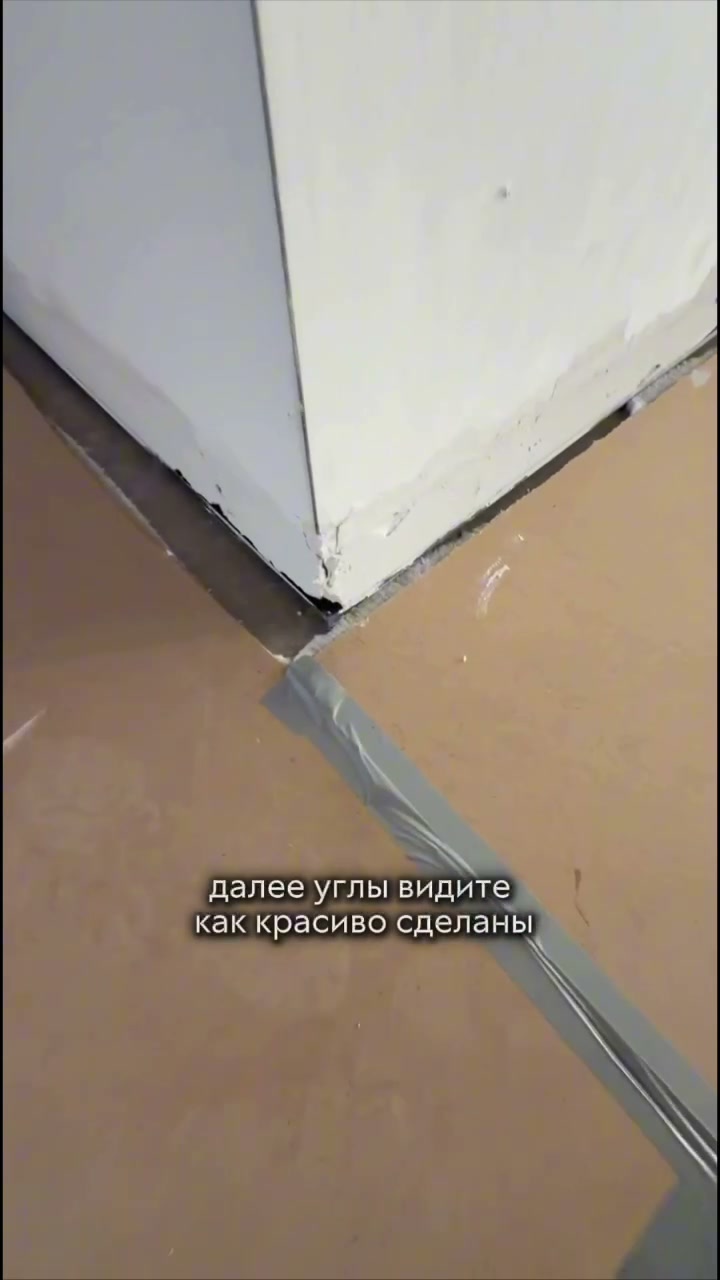 Угол рядом с дверью на промежуточном этапе работ.