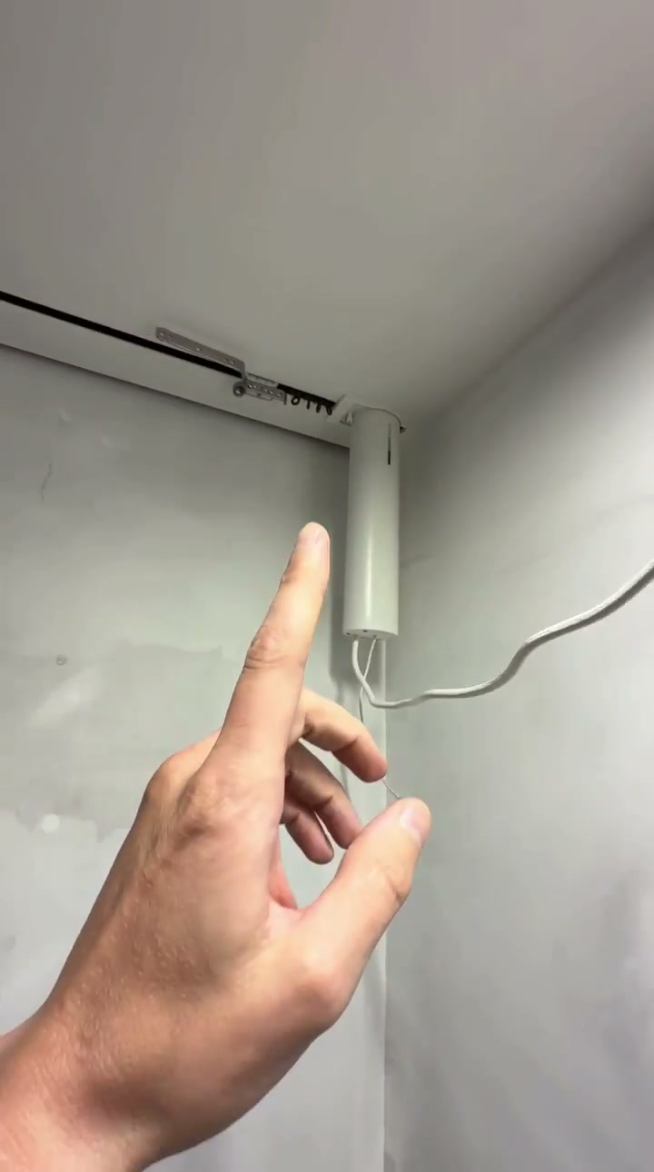 Под потолком тонкий тёмный карниз, в углу светлый мотор, рука указывает на него.