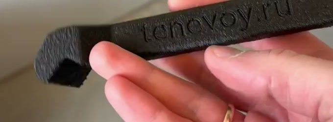 В руке чёрный инструмент с фигурным концом и надписью tenevoy.ru.