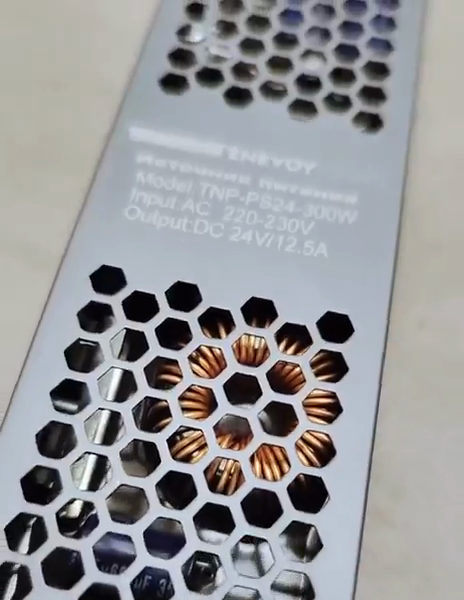 Перфорированный серебристый корпус с наклейкой источника питания, на ней 300W, выход DC 24V 12.5A